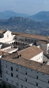 Abbazia di Montecassino, Cassino, Lazio, Italia.
vista panoramica dell'abbazia di Montecassino, meta turistica italiana. Ripresa di drone verticale.
