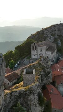 Pietrabbondante, Isernia, Molise, Italia. Piccolo borgo sulla roccia.
Ripresa aerea di Pietrabbondante, piccolo borgo incastonato fra enormi massi detti "Morge" ai piedi del monte Saraceno.