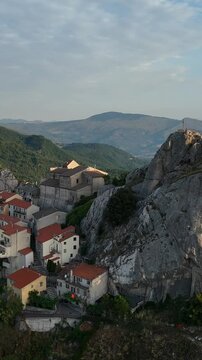 Pietrabbondante, Isernia, Molise, Italia. Piccolo borgo sulla roccia.
Ripresa aerea di Pietrabbondante, piccolo borgo incastonato fra enormi massi detti "Morge" ai piedi del monte Saraceno.