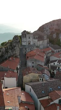 Pietrabbondante, Isernia, Molise, Italia. Piccolo borgo sulla roccia.
Ripresa aerea di Pietrabbondante, piccolo borgo incastonato fra enormi massi detti "Morge" ai piedi del monte Saraceno.