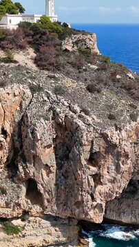 Mirador del Cap de la Nau, Alicante, Spagna. Costa dell&rsquo;Azahar.
Vista aerea della parete rocciosa e del mare.