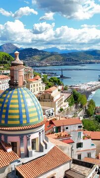 Vietri sul Mare, Costiera Amalfitana, Salerno, Italia. Ripresa Verticale, drone.
Vista aerea del borgo marinaro famoso per le ceramiche fatte a mano. Meta turistica della Costiera Amalfitana.