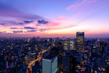 Obraz premium A breathtaking aerial view of the New York City skyline at sunset, showcasing the iconic skyscrapers and cityscape