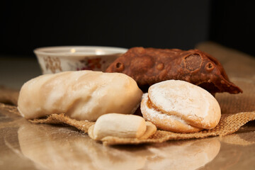 dolci su sfondo nero, cannolo siciliano, pasticceria, mix di dolci