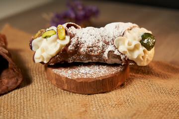 dolci su sfondo nero, cannolo siciliano, pasticceria