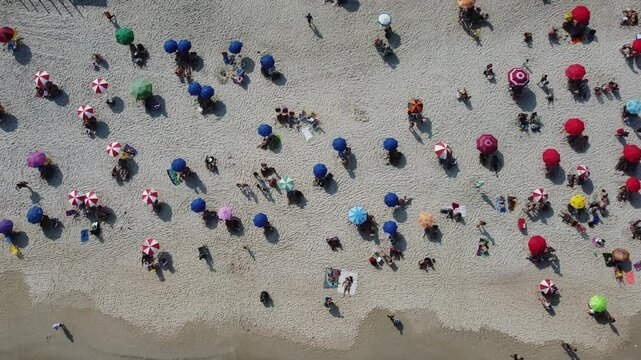 Vis&atilde;o a&eacute;rea de turistas banhistas com guarda sol na praia de copacabana rio de janeiro brasil