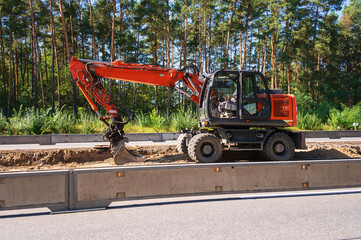 Ein Bagger auf einer Baustelle auf einer deutschen Autobahn
