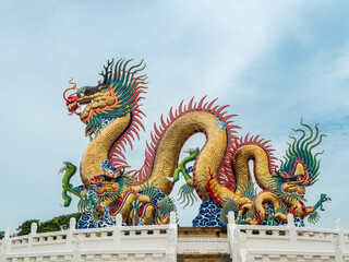 Fototapeta premium chinese dragon statue in temple