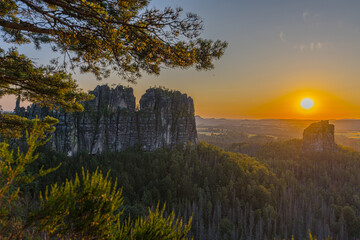 Nationalpark S&auml;chsische Schweiz: Faszinierender Blick &uuml;bers Elbsandsteingebirge abends zum Sonnenuntergang mit Aussicht auf Schrammsteine mit Torsteinkette Vorderen, Hinteren Torstein und Falkenstein.