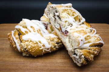 Yeast cake with poppy seeds and fruit.
