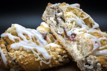 Yeast cake with poppy seeds and fruit.
