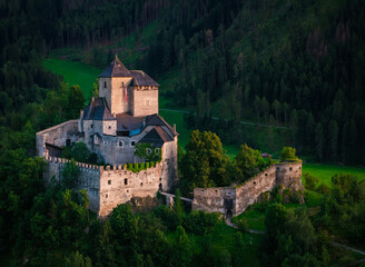 Fototapeta premium Włochy, Trydent-Górna Adyga, Sterzing - Zamek Reifenstein Tasso idylliczna panorama las twierdza włoski pejzaż
