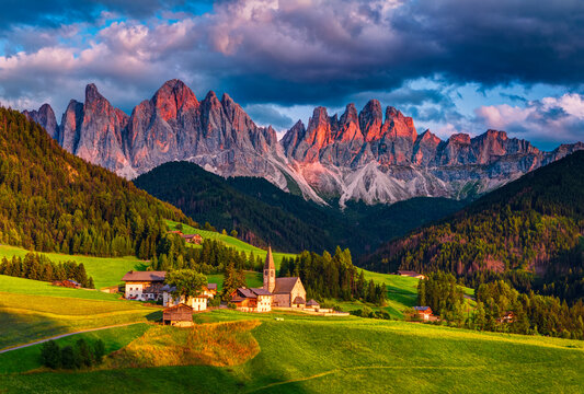 Włochy, Trydent-G&oacute;rna Adyga - Santa Maddalena idylliczna panorama g&oacute;rski kości&oacute;ł i Dolomity w tle