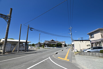 青空と白い雲が美しい公園の風景