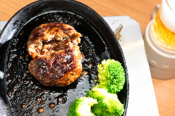 鉄板の上の熱々の焼きたてのビーフハンバーグ