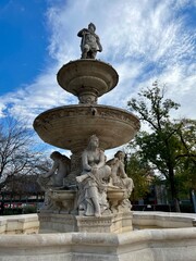 Obraz premium Classical fountain with statues in Budapest under a clear sky