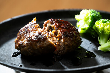 鉄板の上の熱々の焼きたてのビーフハンバーグ