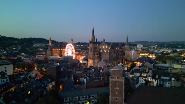 Luftaufnahme von Aachen mit Aachener Dom, Rathaus und Riesenrad bei Nacht