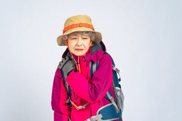 アウトドアレジャーで疲れた登山服のシニア女性