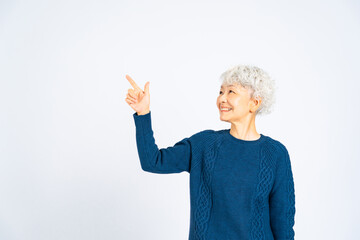 指さし案内するシニア女性
