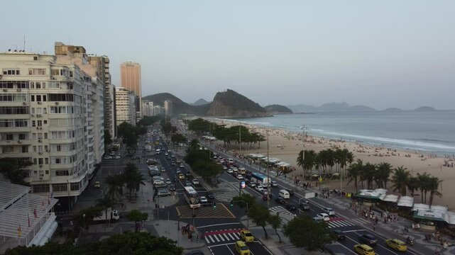 Tr&acirc;nsito de ve&iacute;culos na Avenida Atl&acirc;ntica no bairro de copacabana em um final de dia na cidade do rio de janeiro, rJ, brasil