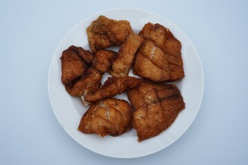 Sea bass is cut into pieces and fried.