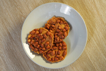 Peanuts sprinkled on flour and fried are called crispy fried peanuts in Thailand.