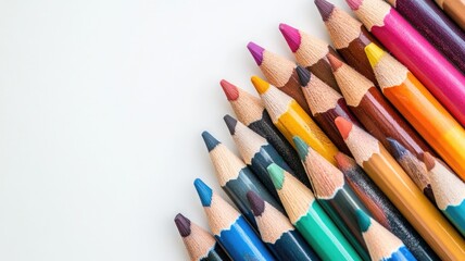 Naklejka premium Varied colored pencils aligned on white background
