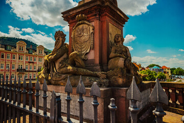 Obraz premium Statue against the background of blue sky and nature and houses in the city of Heidelberg