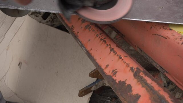 Aluminium Bleck wird Mit Winkelschleifer Entgratet