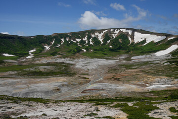 大雪山　黒岳から北鎮岳への縦走路のお鉢平 残雪期北海道絶景登山