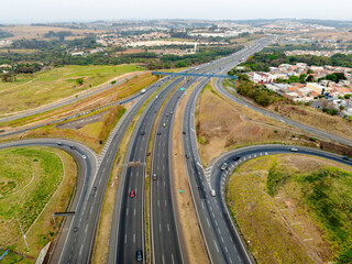 Imagem aérea da Rodovia Dom Pedro em Campinas no horário de pico. Região do Alphaville Business Park.