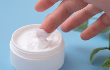 use the skin cream. Skin care, moisturizing, dry skin care, medicines, cosmetics, etc.　スキンクリームを使う。スキンケア、保湿、乾燥肌対策、医薬品、化粧品など