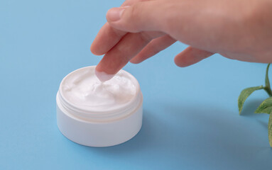 use the skin cream. Skin care, moisturizing, dry skin care, medicines, cosmetics, etc.　スキンクリームを使う。スキンケア、保湿、乾燥肌対策、医薬品、化粧品など