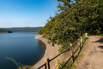 Obraz premium Blick auf den Rursee in der Eifel im Sommer bei schönem Wetter
