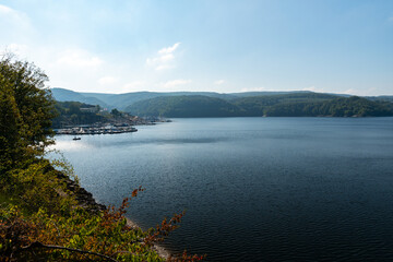 Blick auf den Rursee in der Eifel im Sommer bei schönem Wetter