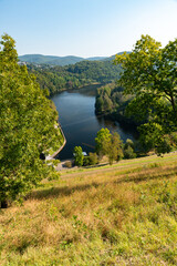 Fototapeta premium Blick auf das Tosbecken und die Rur an der Rurtalsperre Schwammenauel in der Eifel im Sommer bei schönem Wetter