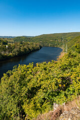 Fototapeta premium Rur in der Nähe der Rurtalsperre Schwammenauel beim Wasserkraftwerk Heimbach in der Eifel im Sommer bei schönem Wetter