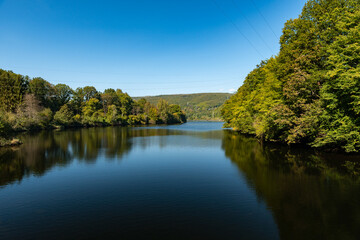 Rur in der Nähe der Rurtalsperre Schwammenauel beim Wasserkraftwerk Heimbach in der Eifel im Sommer bei schönem Wetter