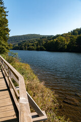 Holzstege und Wanderwege am Staubecken Heimbach nahe der Rurtalsperre Schwammenauel beim Wasserkraftwerk Heimbach in der Eifel im Sommer bei sch&ouml;nem Wetter