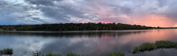 Obraz premium Storm Clouds and Golden Hour at Sunset in Olathe
