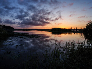 夜明けの湖の風景