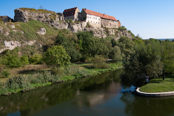 Obraz premium Die Burg Wendelstein liegt an der gleichnamigen Schleuse hoch über der Unstrut