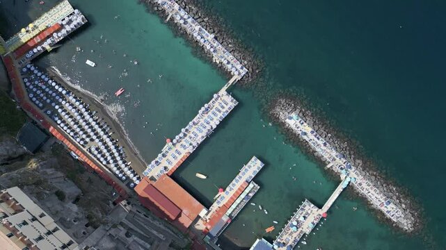 drone, vista su Sorrento,lidi e frangiflutti Campania, Italia
