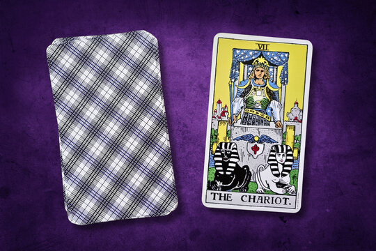 Carte de tarot "Le Chariot" du jeu Rider-Waite sur fond violet textur&eacute;. Elle symbolise la ma&icirc;trise de soi et la d&eacute;termination.