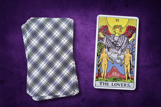 Carte de tarot "Les Amoureux" (The Lovers) du jeu Rider-Waite, repr&eacute;sentant l'amour, l'harmonie et les choix spirituels. Carte sur fond textur&eacute; violet