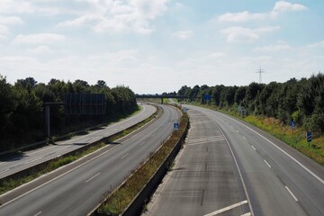Fototapeta premium Ende einer Autobahn am Rande eines Braunkohle Tagebaus