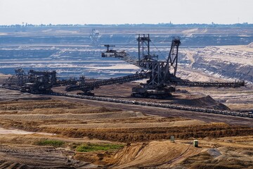 Fototapeta premium Braunkohle Tagebau mit großem Bagger