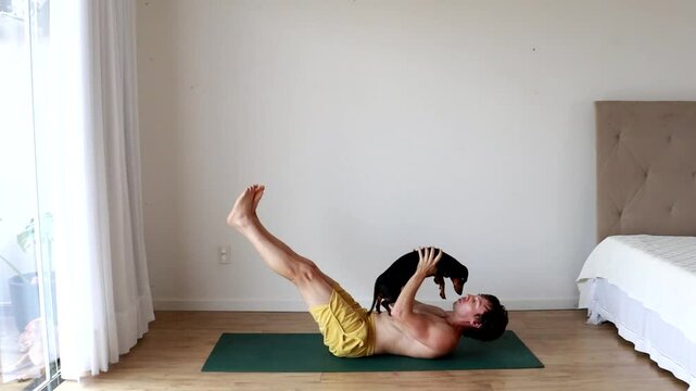 homem fazendo exercicios com cachorro fofo 