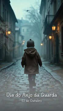 Dia do anjo da guarda. Um menino caminha por uma rua de paralelep&iacute;pedos em um cen&aacute;rio sombrio, acompanhado por uma figura angelical. A imagem evoca prote&ccedil;&atilde;o e mist&eacute;rio.

